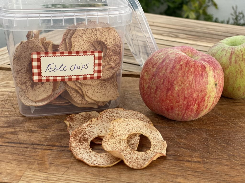 Æblechips med kanel